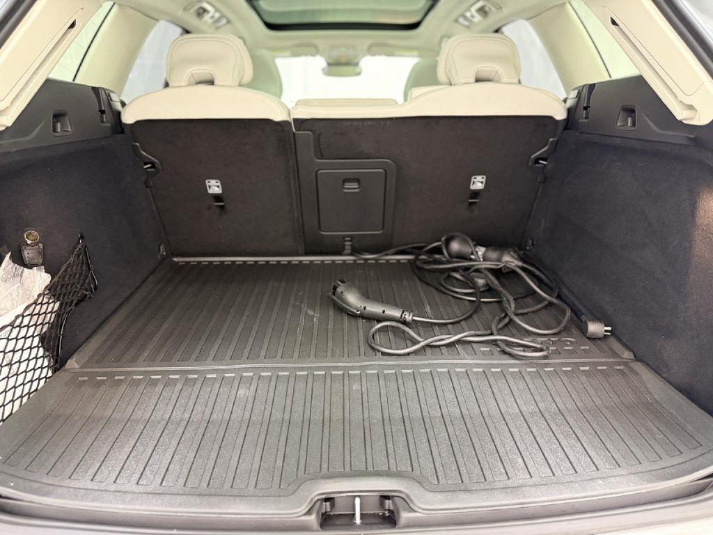 Volvo XC60 T8 Momentum Twin Engine Plug-In Hybrid 2025