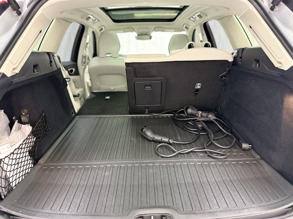 Volvo XC60 T8 Momentum Twin Engine Plug-In Hybrid 2025