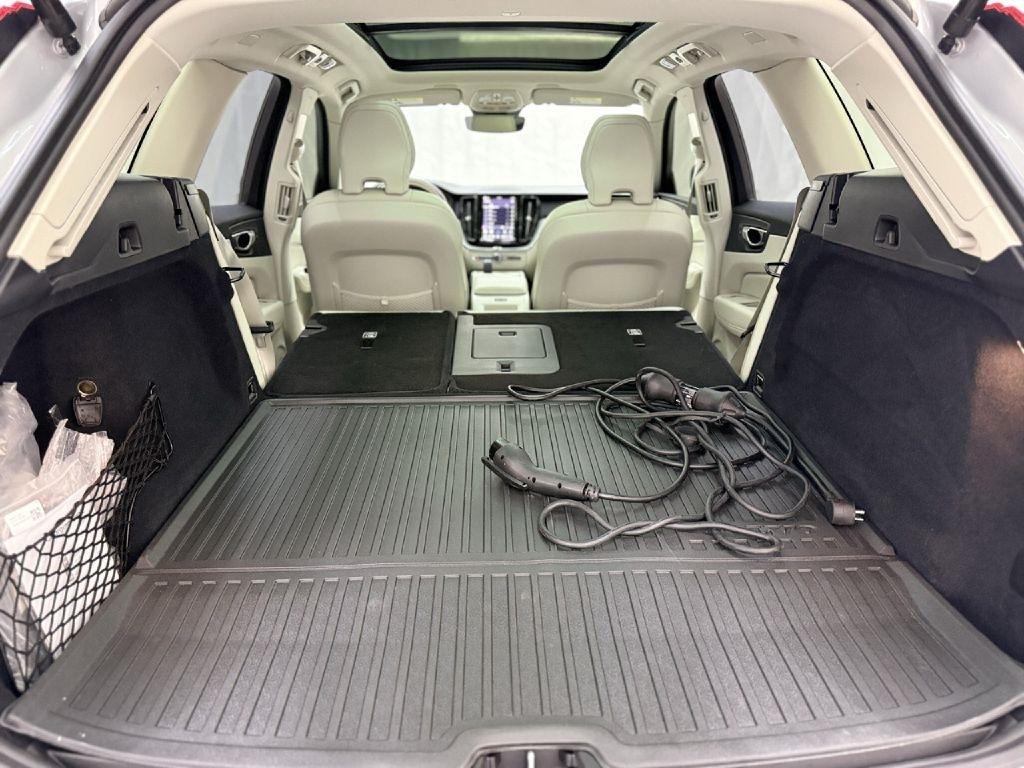 Volvo XC60 T8 Momentum Twin Engine Plug-In Hybrid 2025