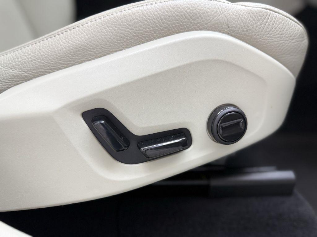 Volvo XC60 T8 Momentum Twin Engine Plug-In Hybrid 2025