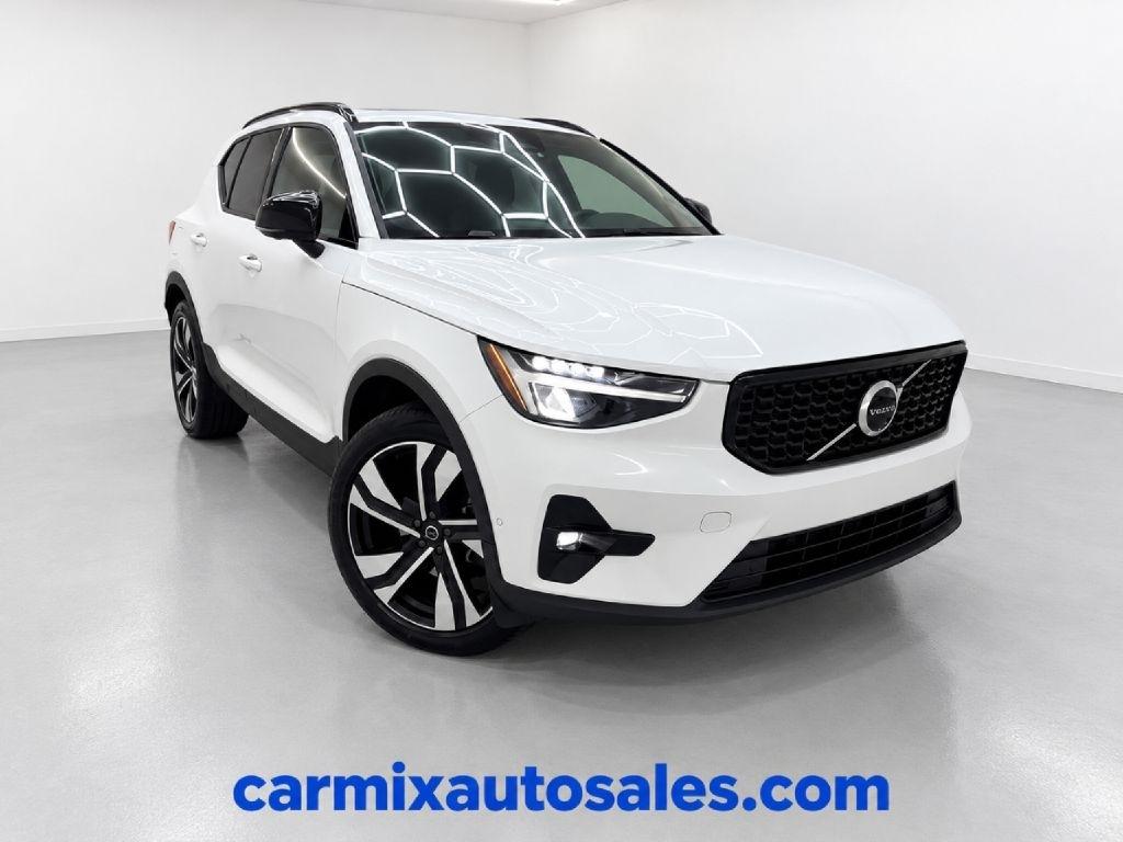 2024 Volvo XC40 B5 Plus Dark AWD