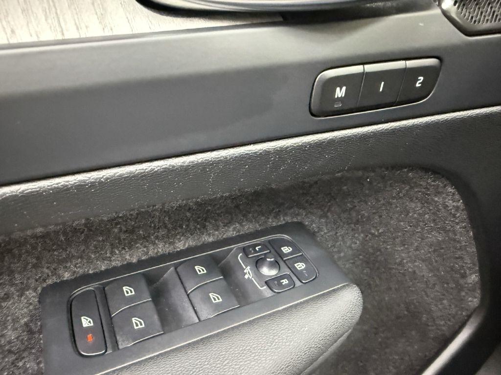 Volvo XC40 B5 Plus Dark AWD 2024