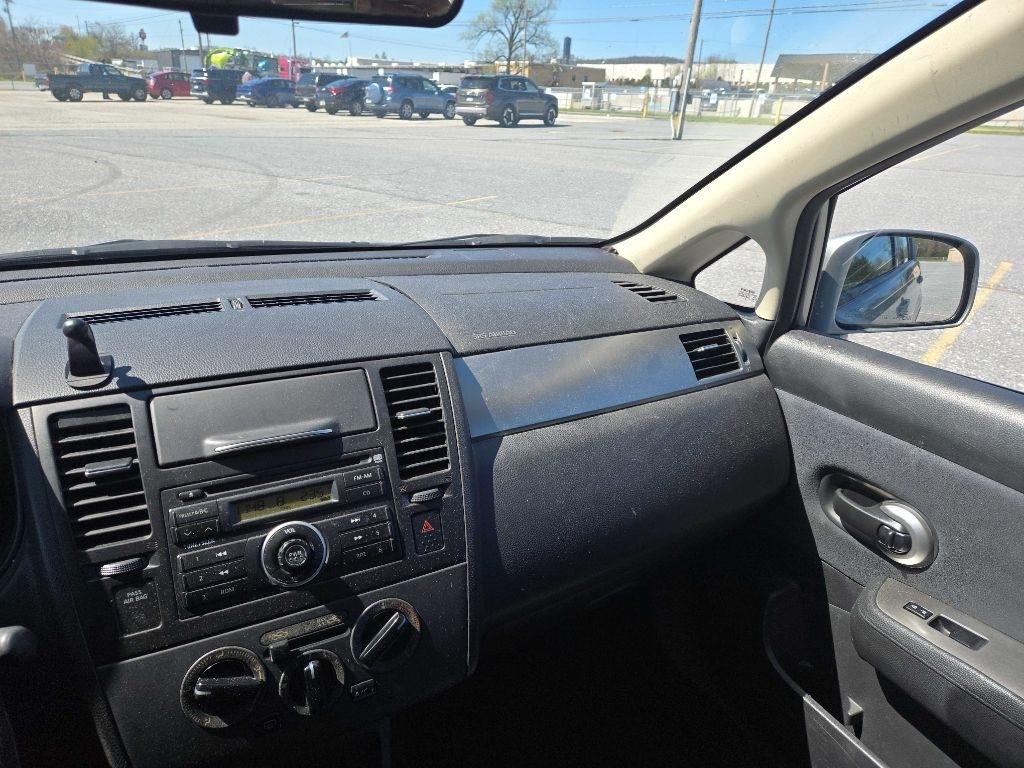 Nissan Versa 1.8 SL Hatchback 2009