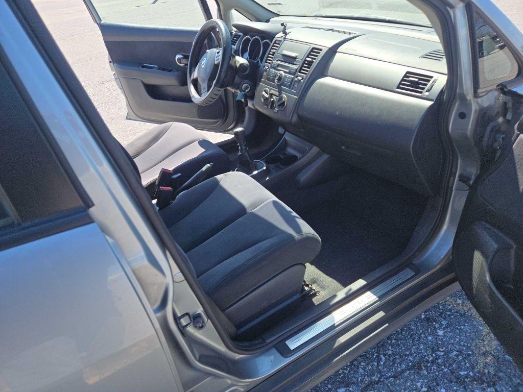 Nissan Versa 1.8 SL Hatchback 2009