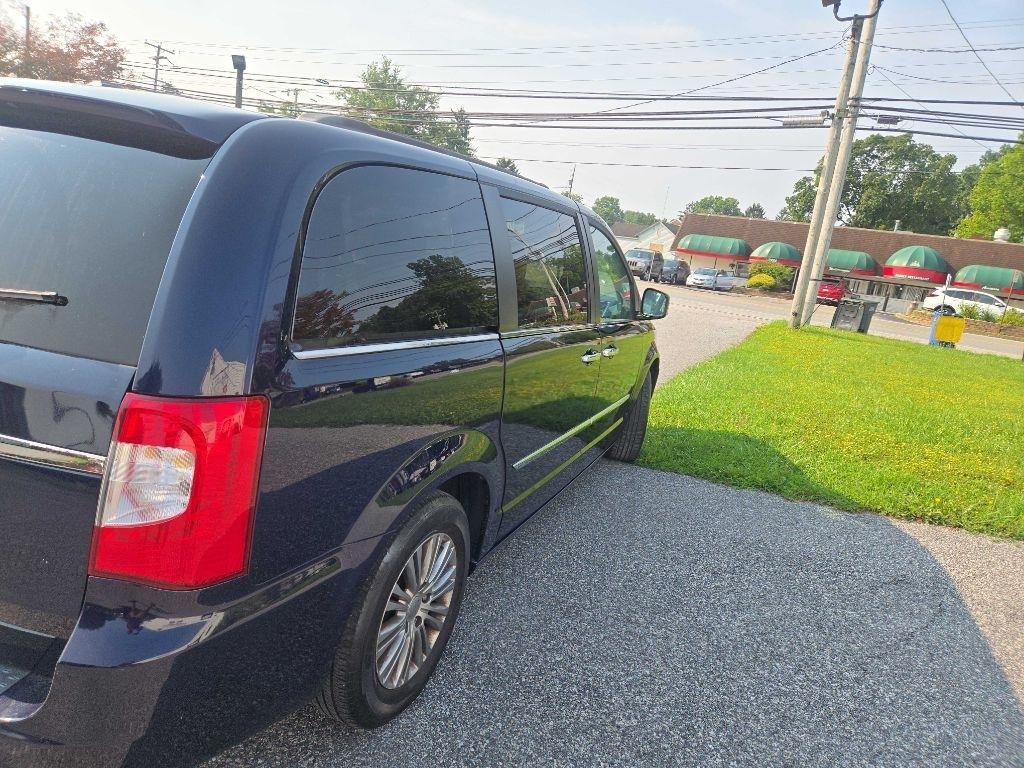 Chrysler Town & Country Touring-L 2013