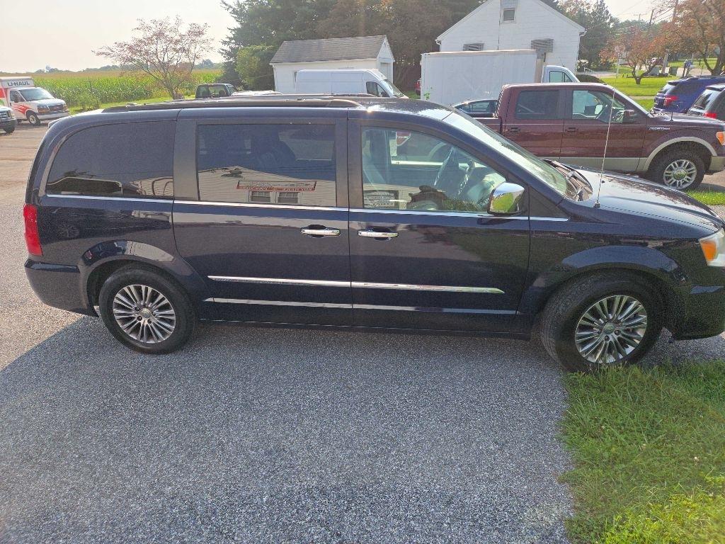 Chrysler Town & Country Touring-L 2013