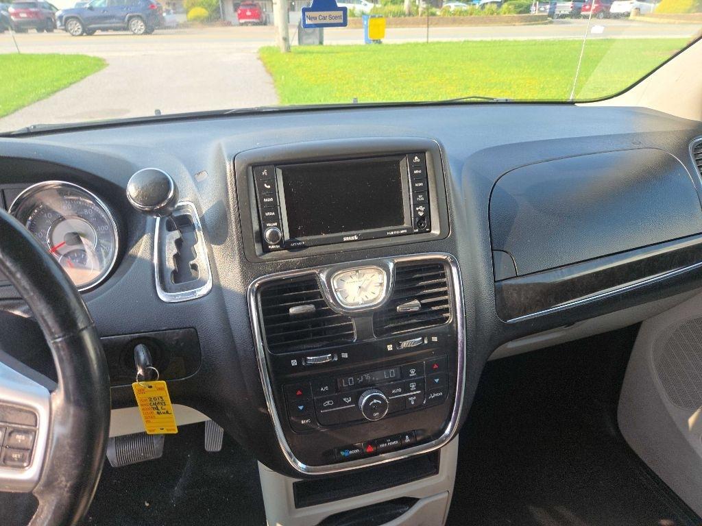 Chrysler Town & Country Touring-L 2013