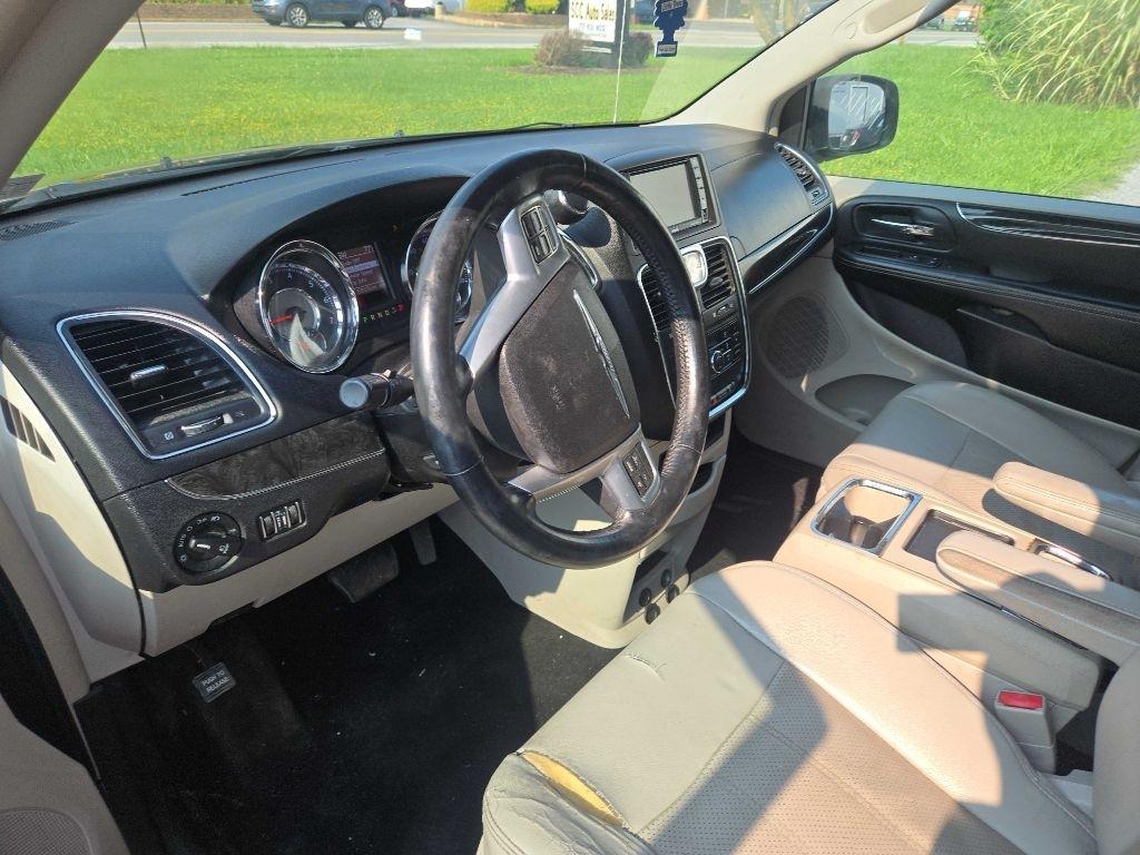 Chrysler Town & Country Touring-L 2013