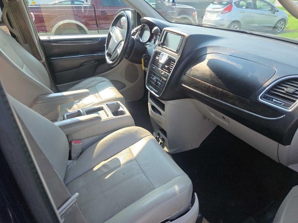 Chrysler Town & Country Touring-L 2013