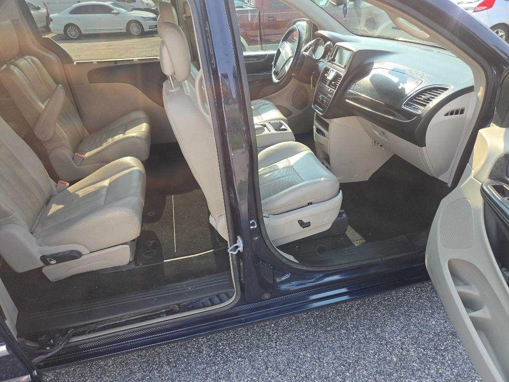 Chrysler Town & Country Touring-L 2013