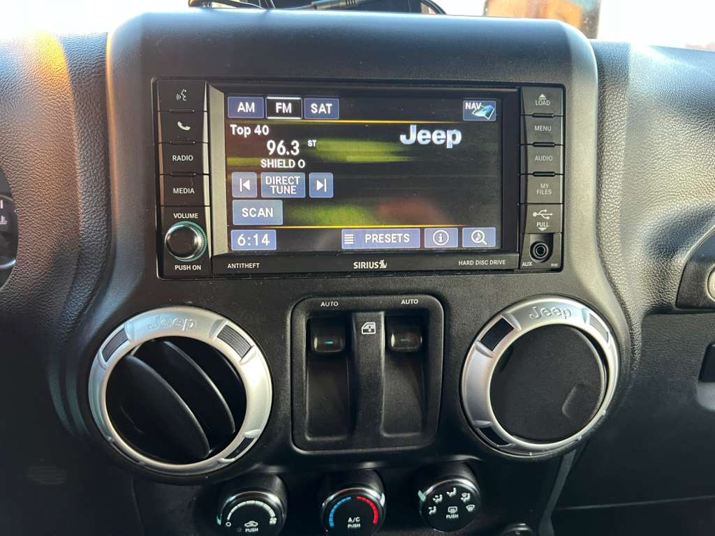 2013 Jeep Wrangler Rubicon photo 29