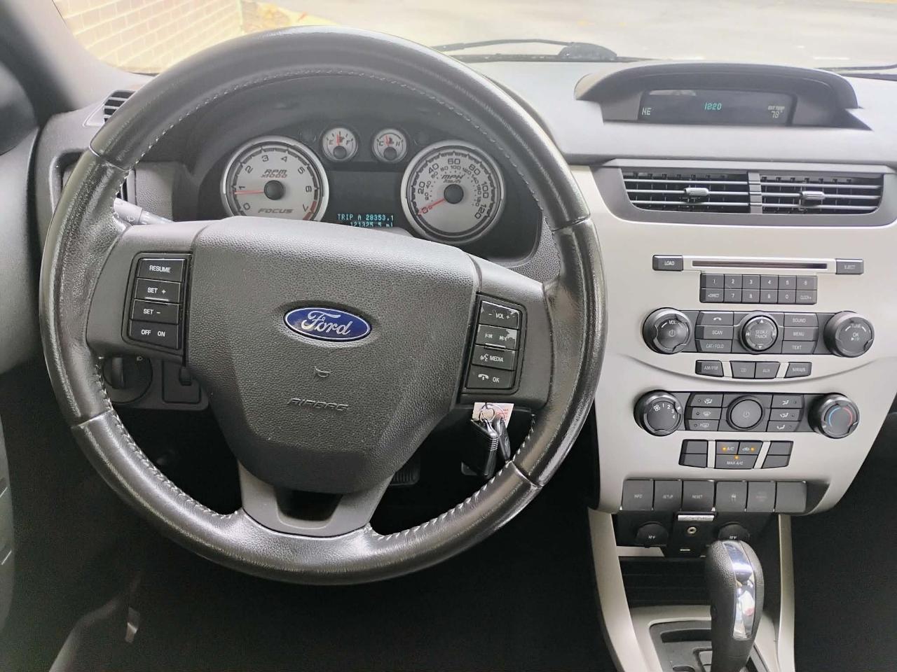 Ford Focus SE Sedan 2011