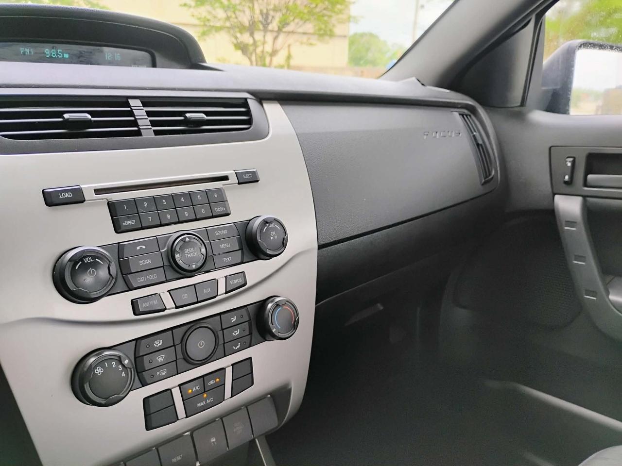 Ford Focus SE Sedan 2011