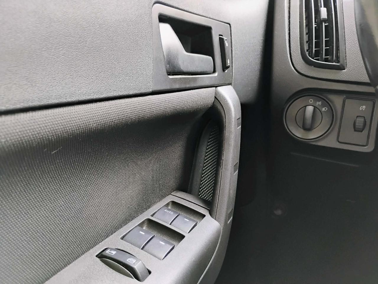 Ford Focus SE Sedan 2011