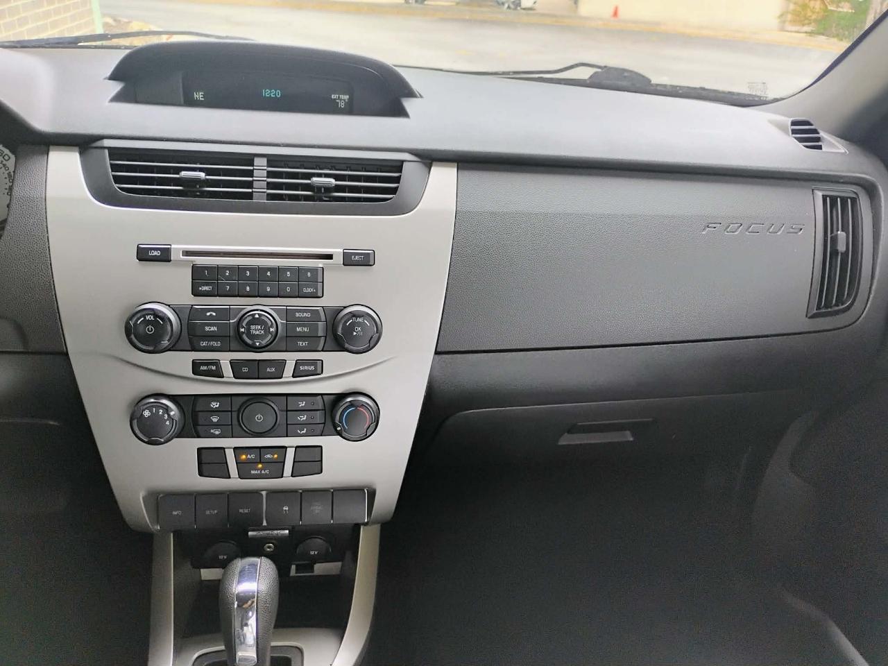 Ford Focus SE Sedan 2011