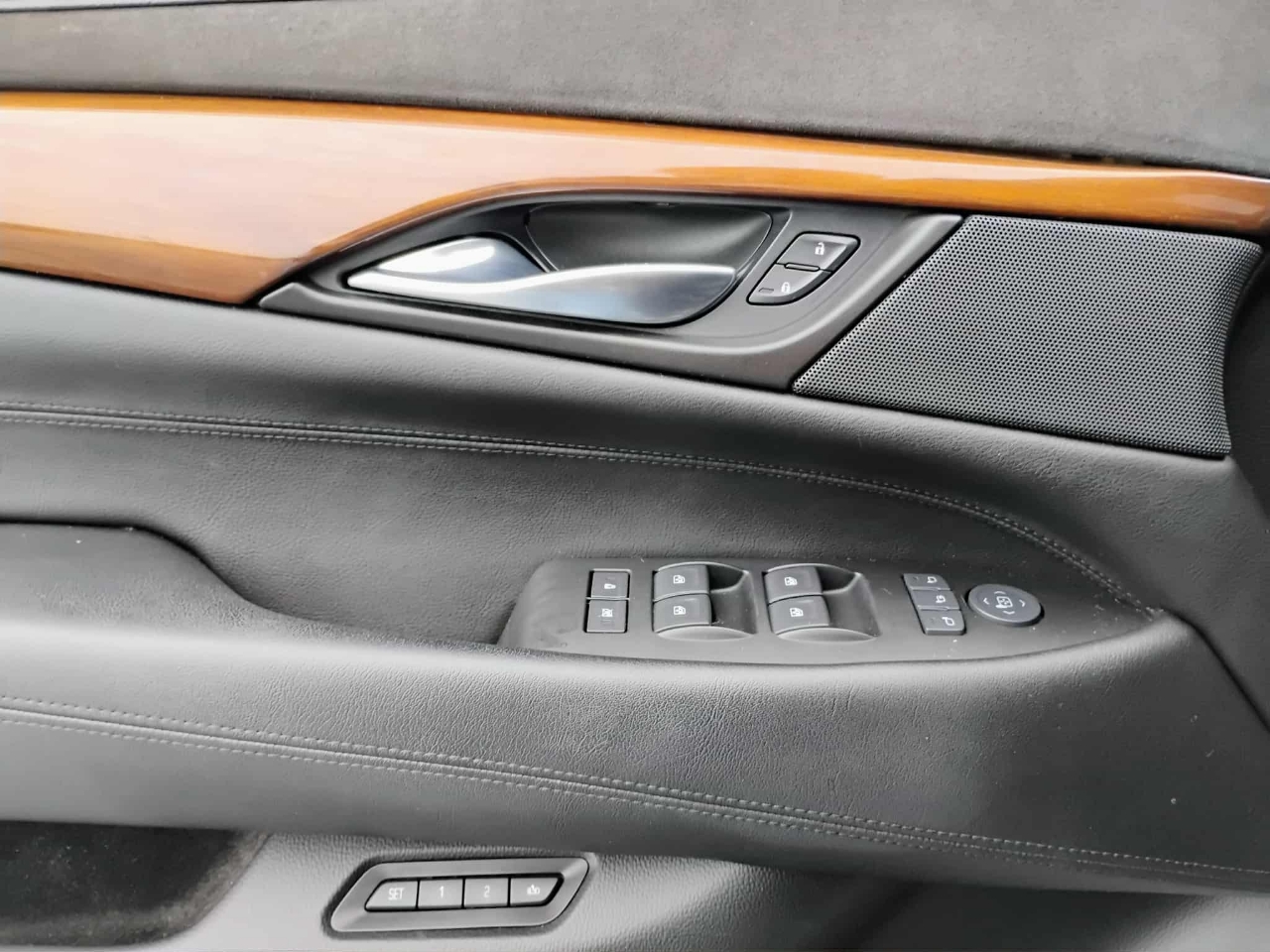 Cadillac Escalade ESV 4WD 4dr Luxury 2015