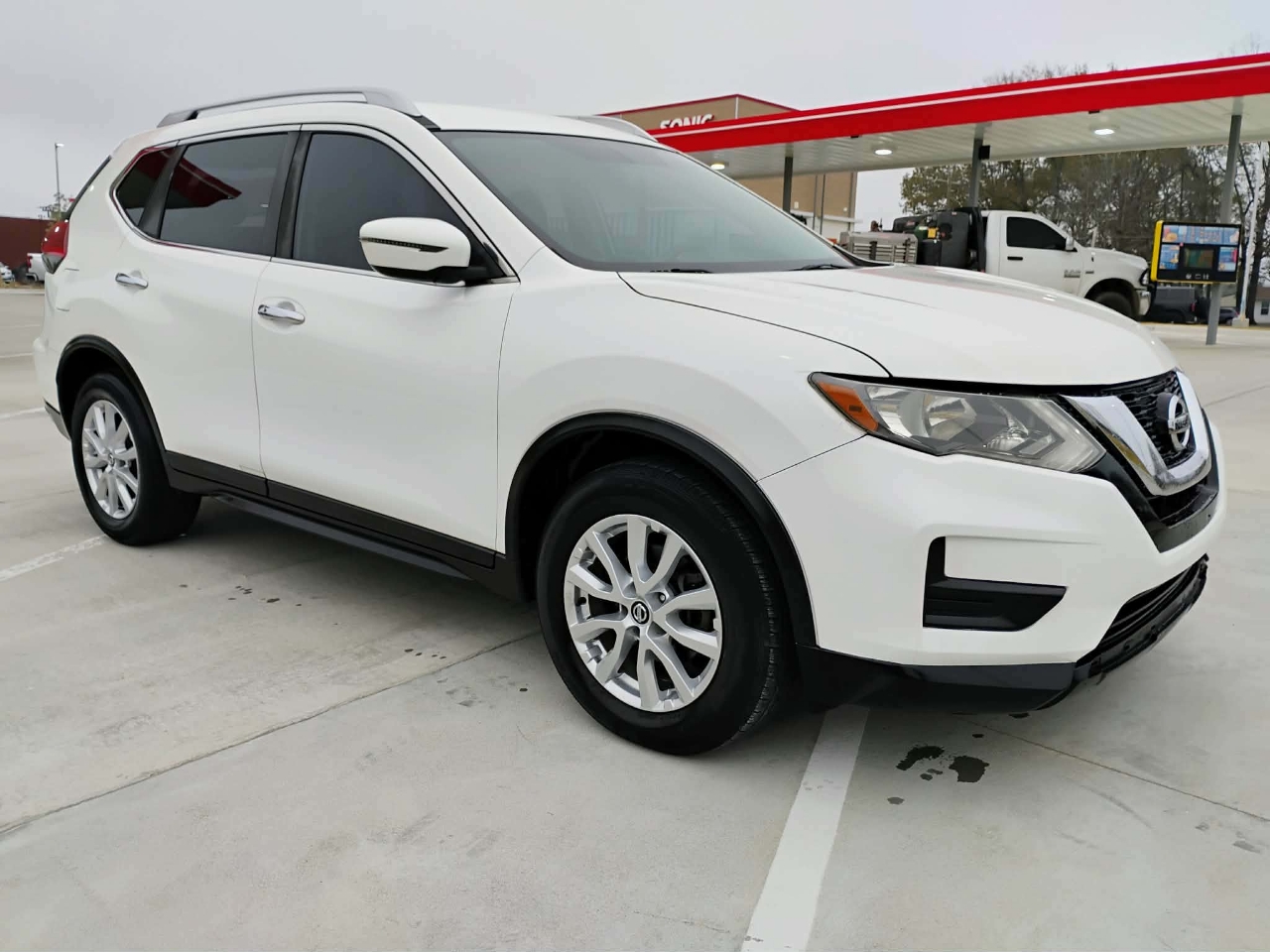 2017 Nissan Rogue SV's photo