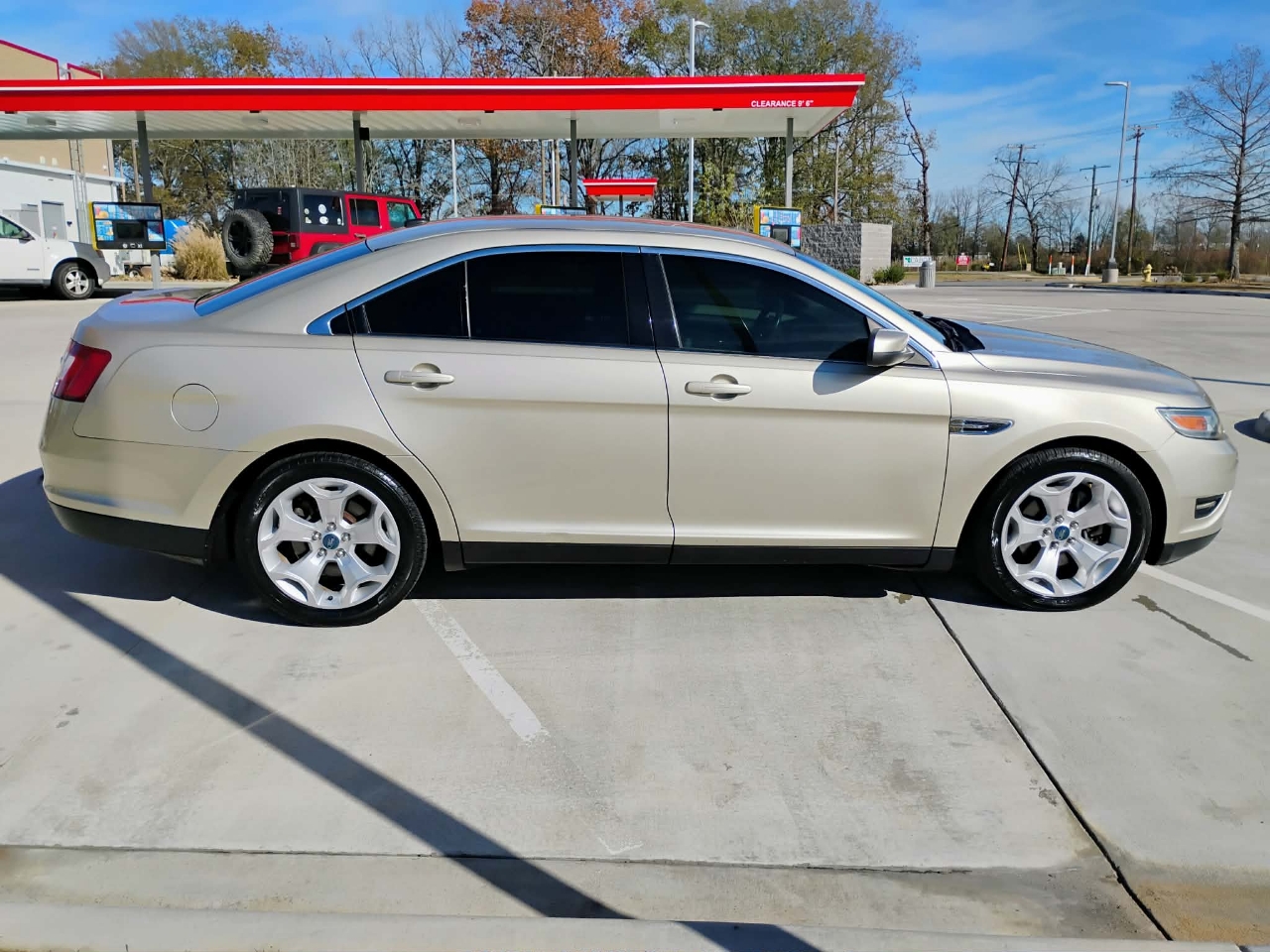 Ford Taurus 4dr Sdn SEL FWD 2011