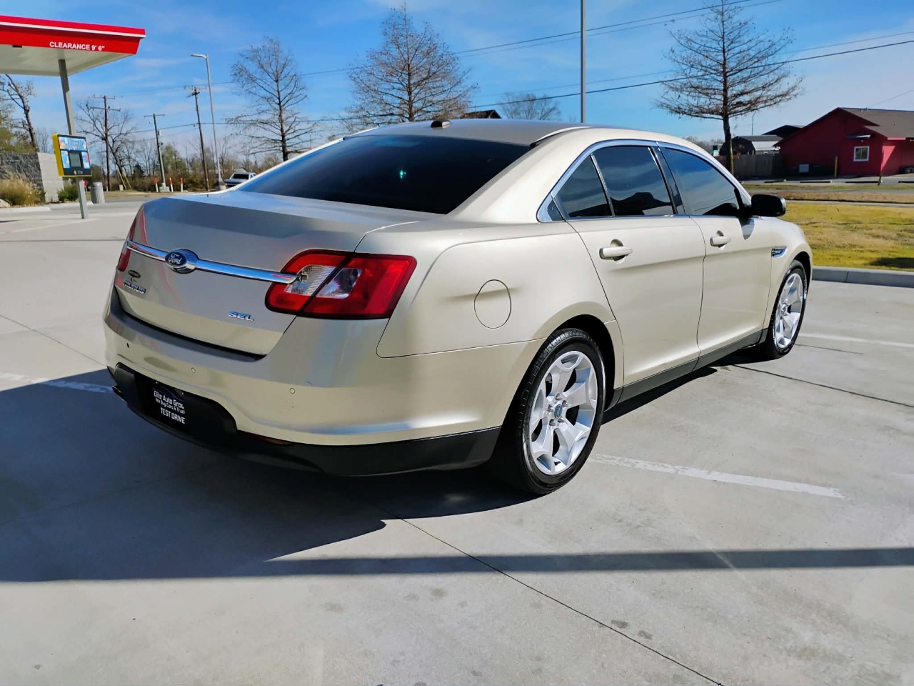 Ford Taurus 4dr Sdn SEL FWD 2011
