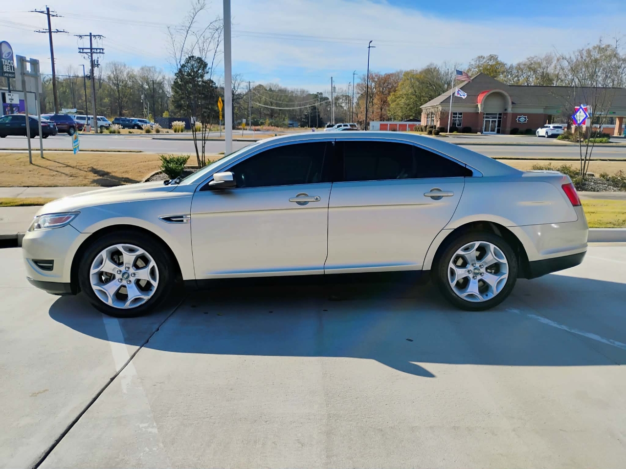 Ford Taurus 4dr Sdn SEL FWD 2011