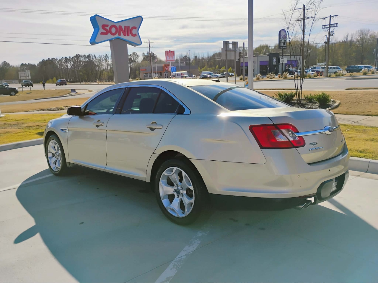 Ford Taurus 4dr Sdn SEL FWD 2011