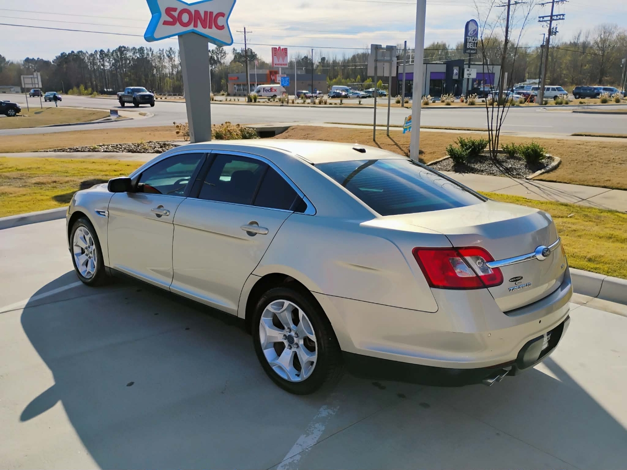 Ford Taurus 4dr Sdn SEL FWD 2011