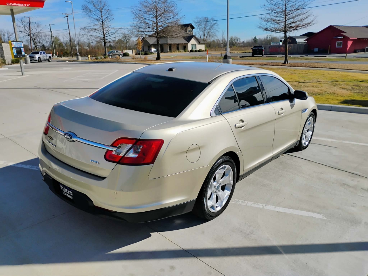 Ford Taurus 4dr Sdn SEL FWD 2011