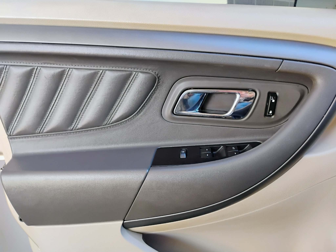 Ford Taurus 4dr Sdn SEL FWD 2011