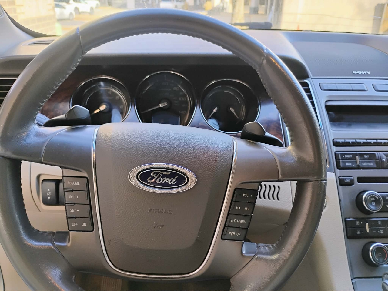 Ford Taurus 4dr Sdn SEL FWD 2011