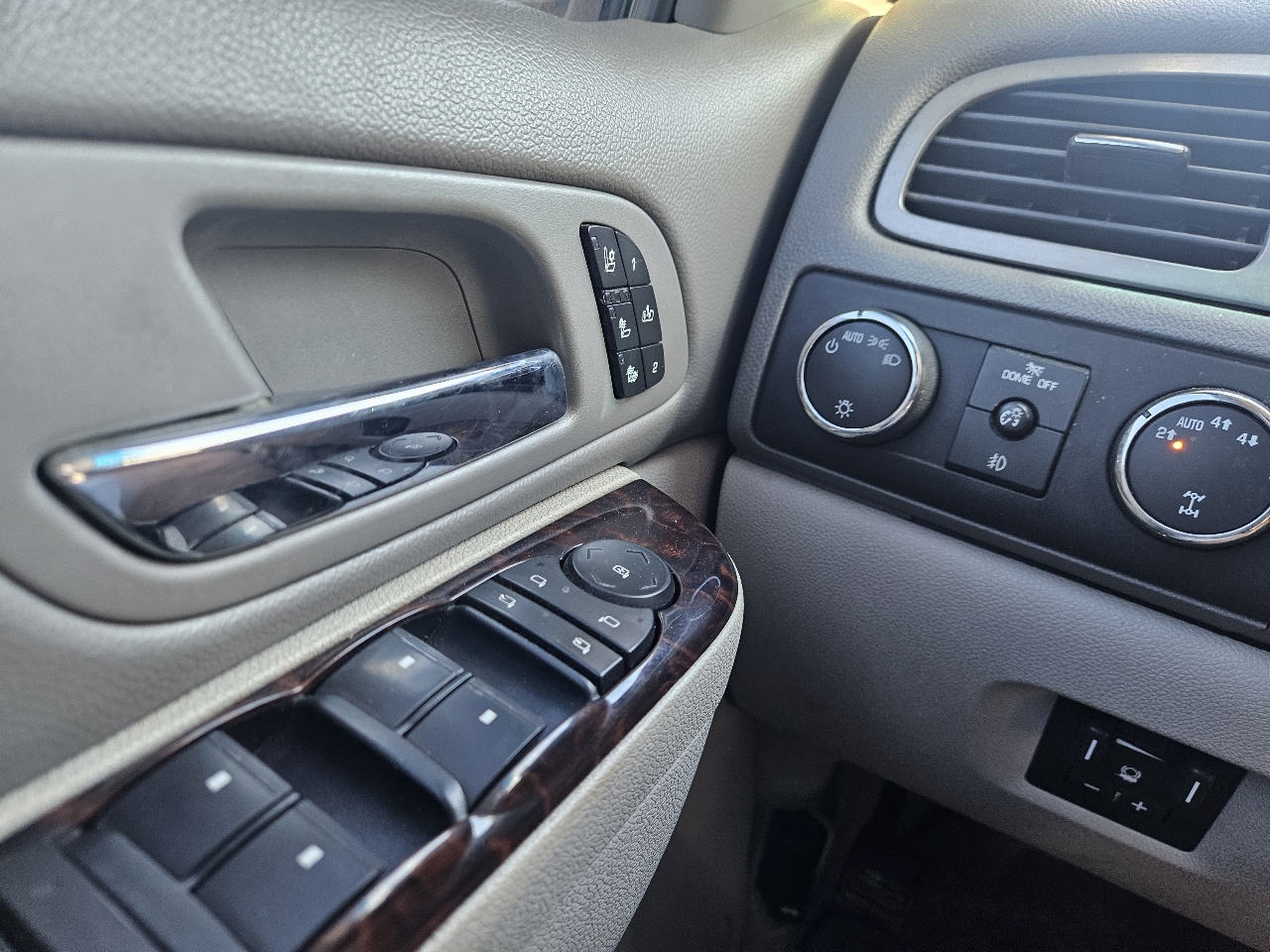 Chevrolet Suburban 4WD 4dr 1500 LTZ 2011