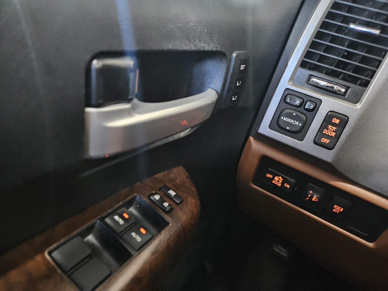 Toyota Tundra 4WD Truck CrewMax 5.7L V8 6-Spd AT Platinum (Natl) 2012