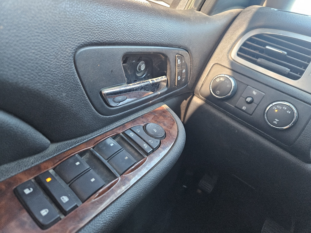 Chevrolet Suburban 4WD 4dr 1500 LTZ 2007