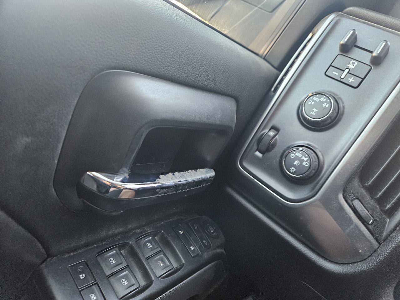 Chevrolet Silverado 1500 4WD Crew Cab 143.5" LT w/2LT 2015