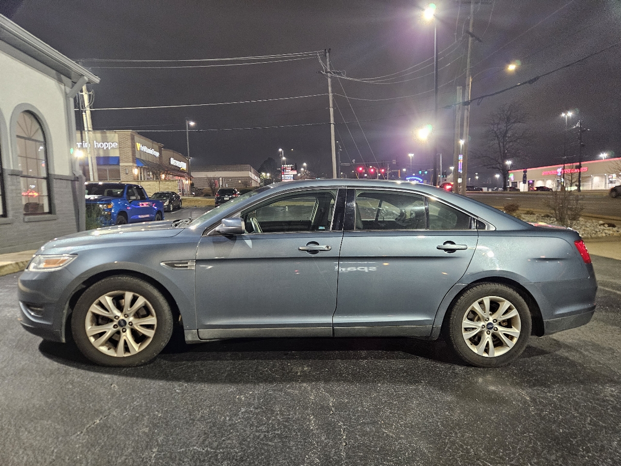 Ford Taurus 4dr Sdn SEL FWD 2010