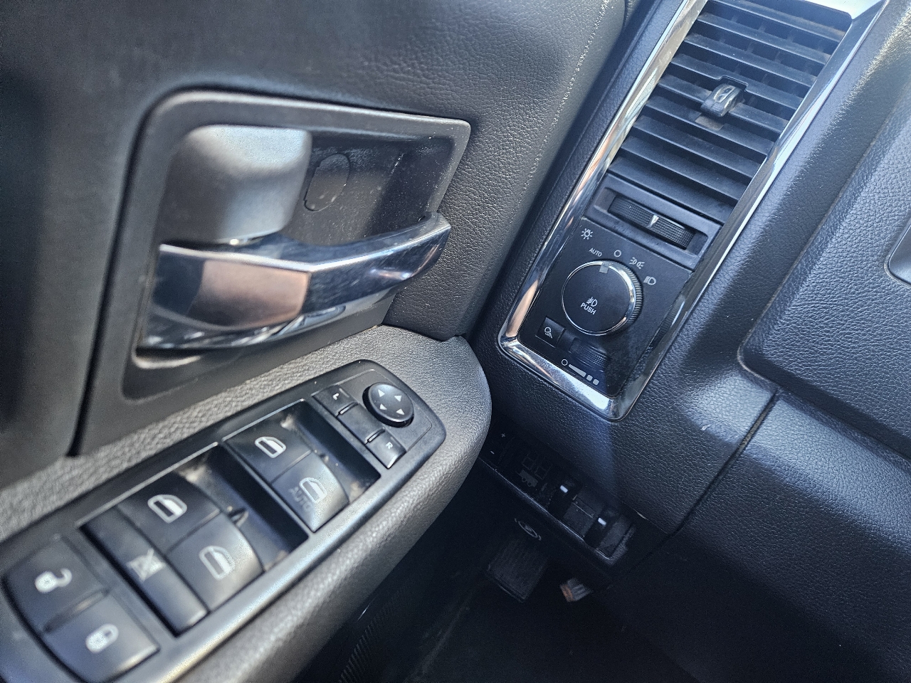 RAM 1500 4WD Quad Cab 140.5" Laramie 2011