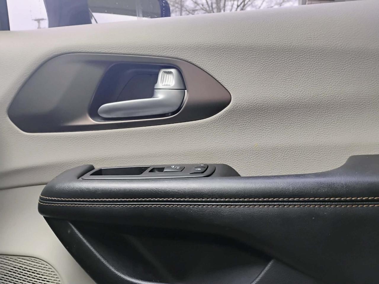 Chrysler Pacifica Touring-L FWD 2017