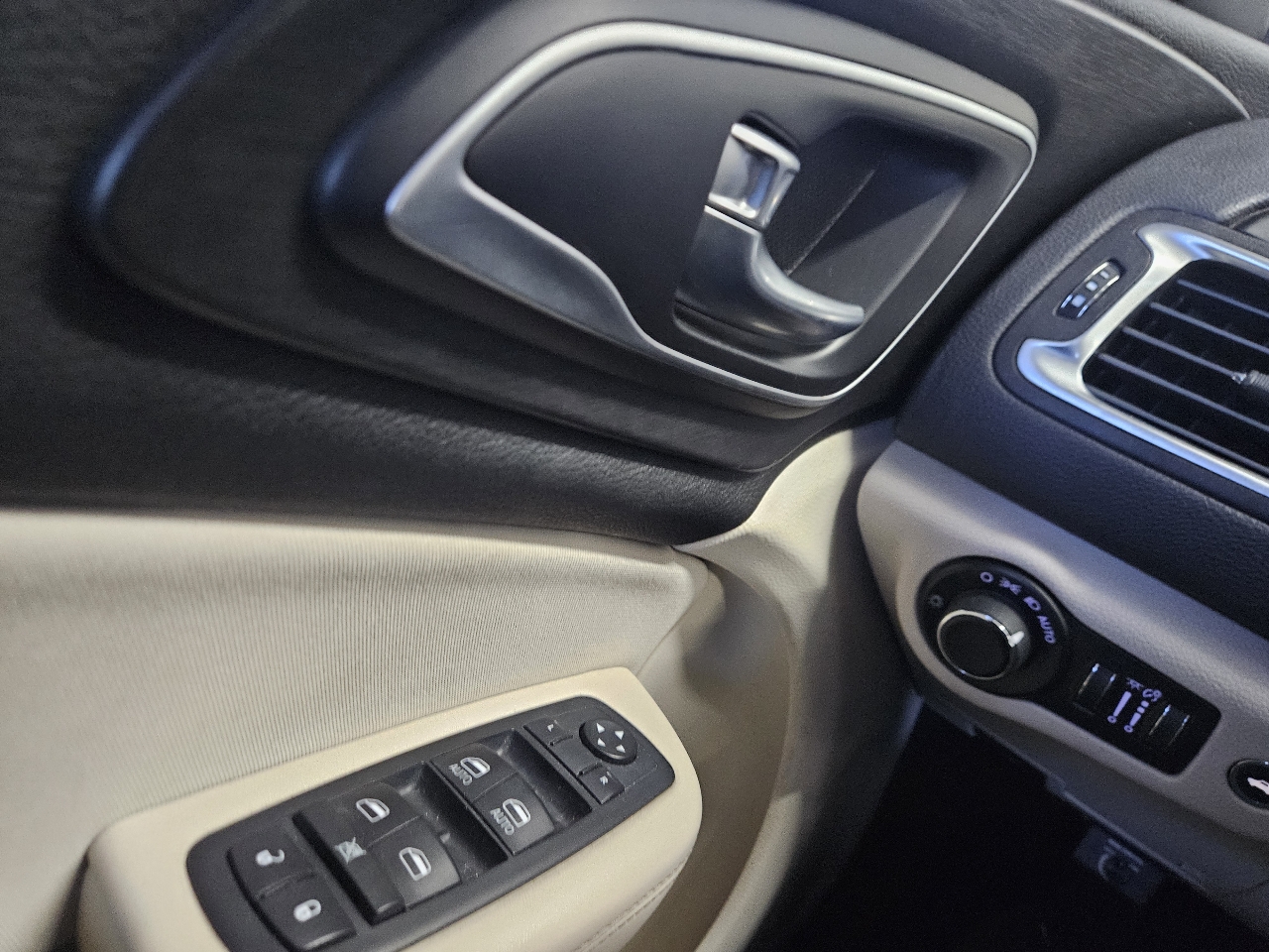 Chrysler 200 4dr Sdn Limited FWD 2015