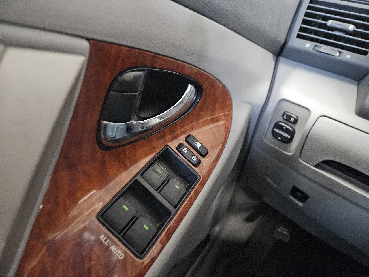 Toyota Camry 4dr Sdn V6 Auto XLE (Natl) 2011