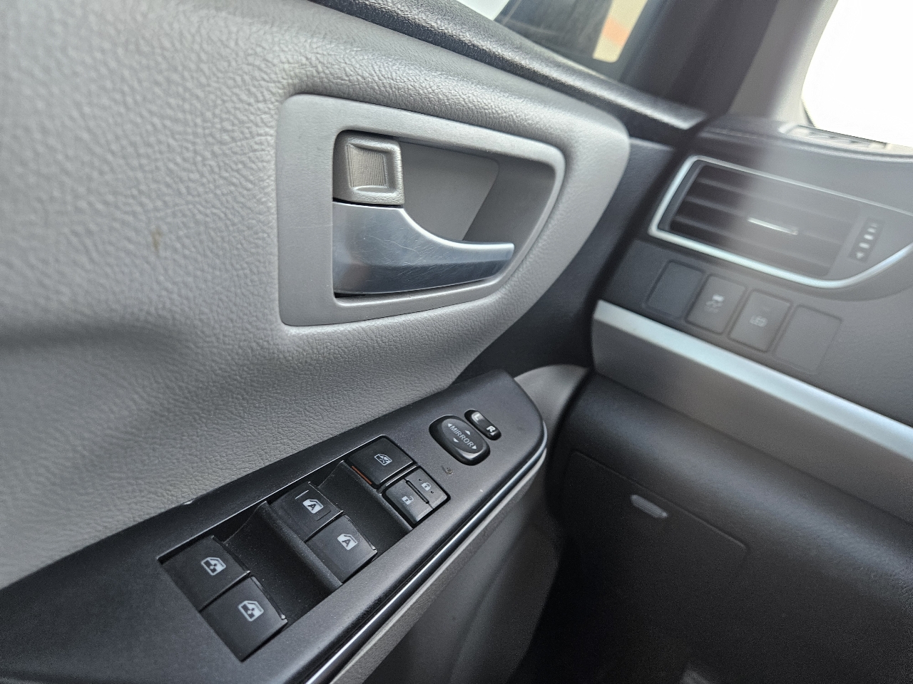 Toyota Camry 4dr Sdn I4 Auto XLE (Natl) 2015