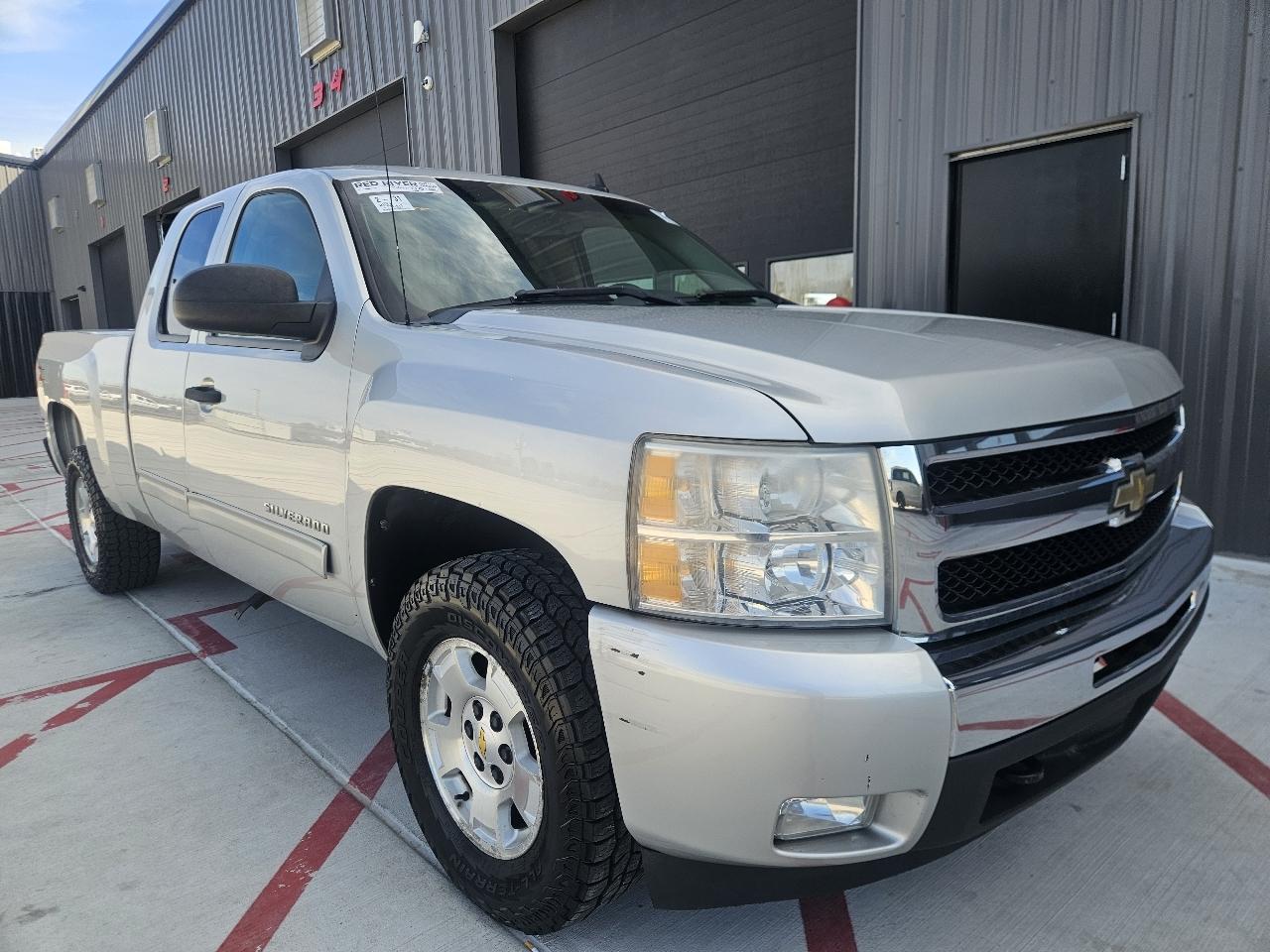 Chevrolet Silverado 1500 4WD Ext Cab 143.5" LT 2011