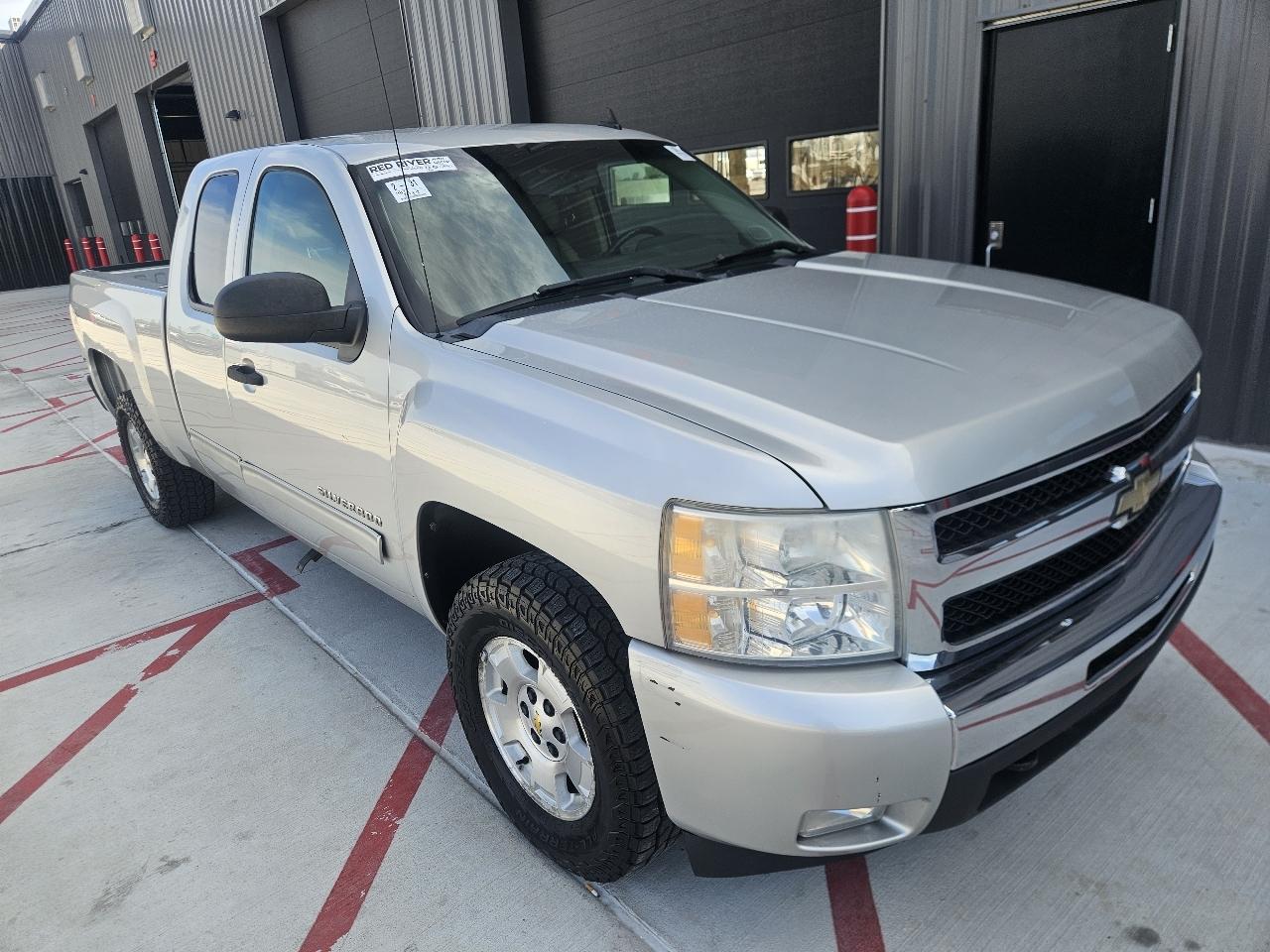 Chevrolet Silverado 1500 4WD Ext Cab 143.5" LT 2011