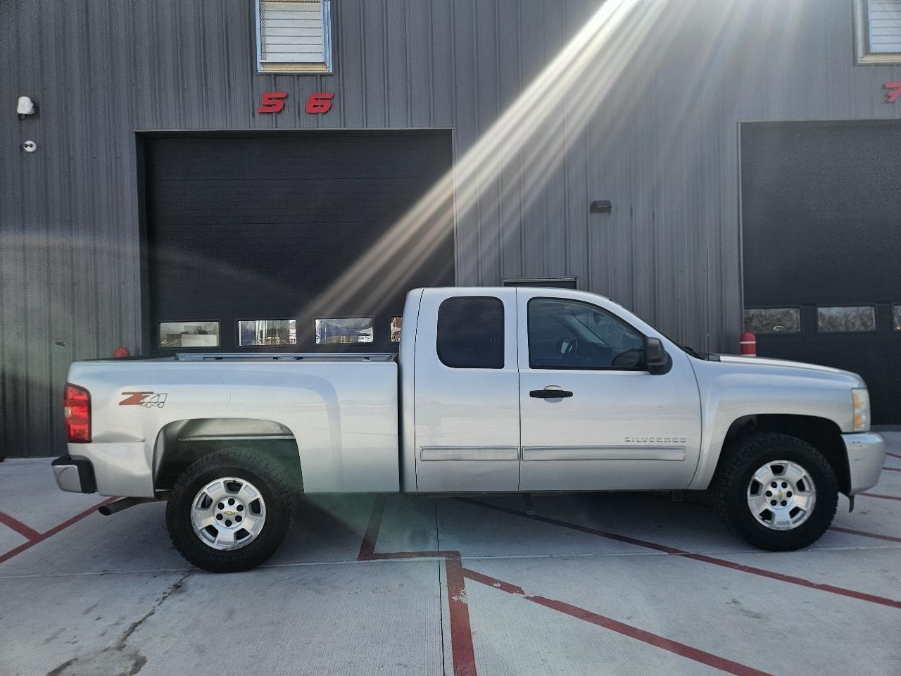 Chevrolet Silverado 1500 4WD Ext Cab 143.5" LT 2011