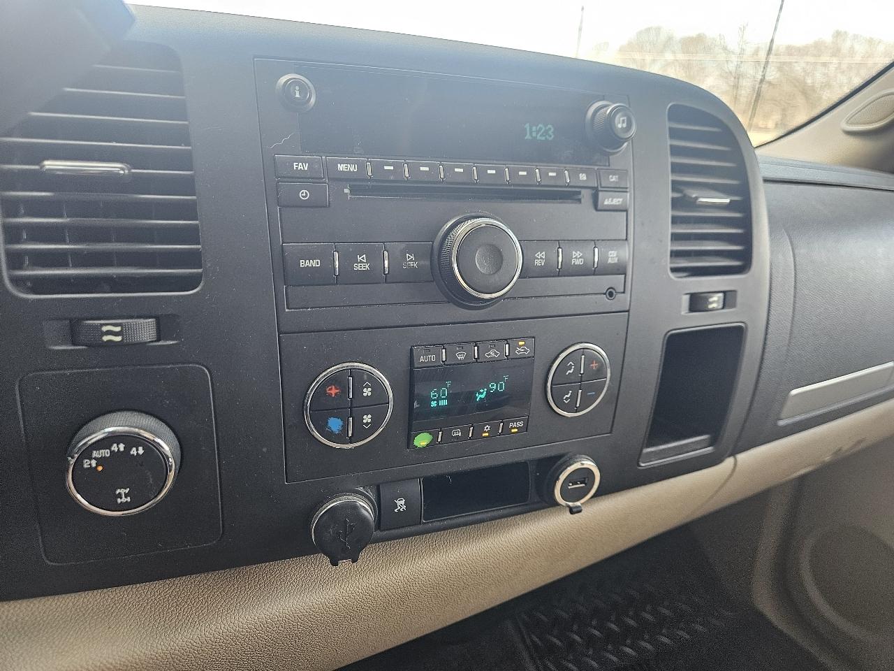 Chevrolet Silverado 1500 4WD Ext Cab 143.5" LT 2011