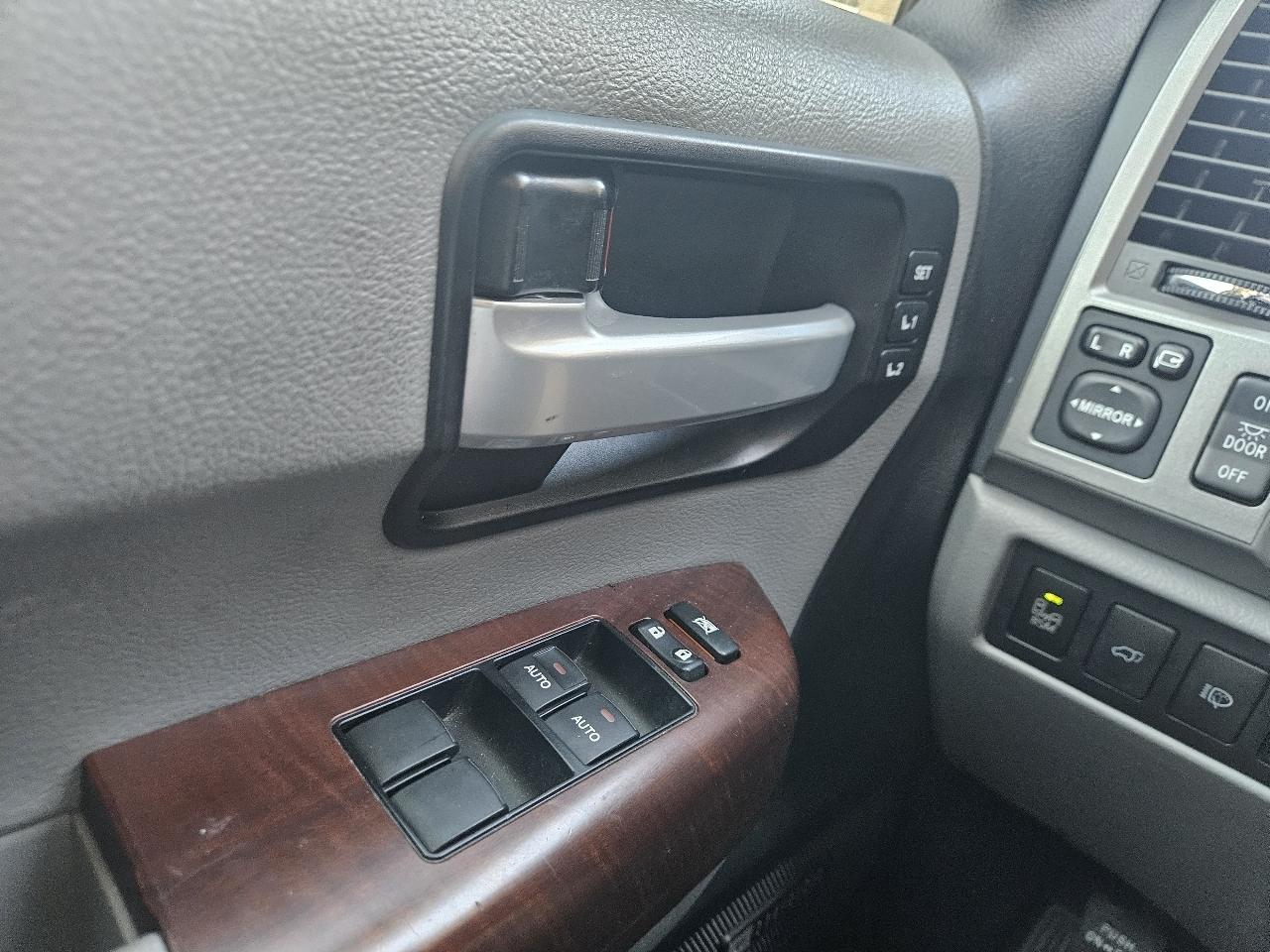 Toyota Sequoia 4WD 5.7L FFV Platinum (Natl) 2014