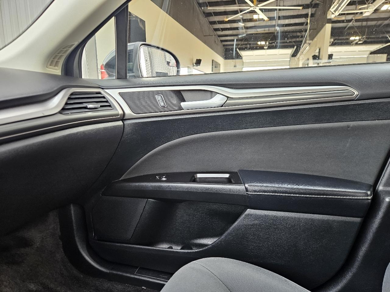 Ford Fusion S FWD 2017