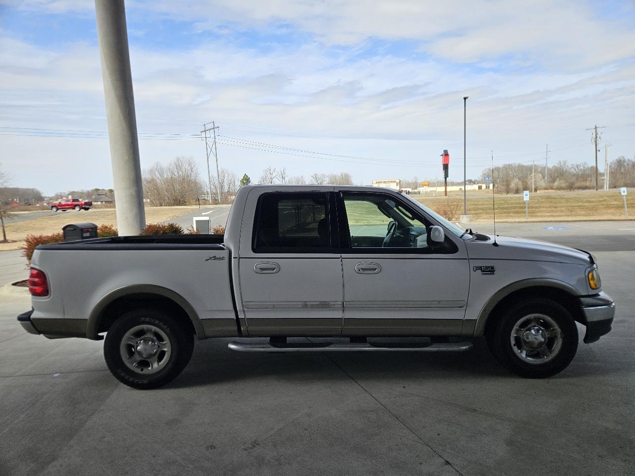 Ford F-150 2WD SuperCrew 139" Lariat 2003
