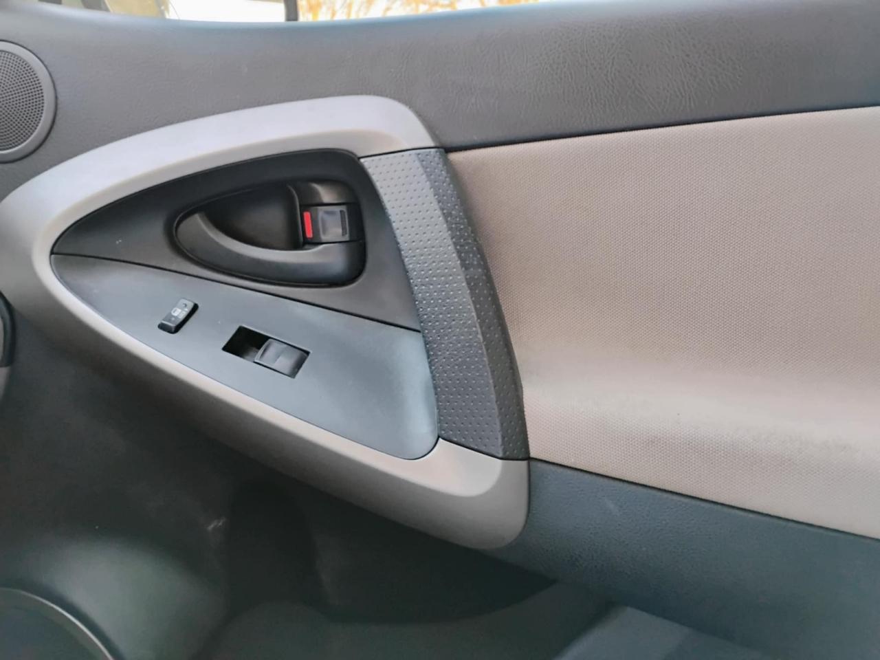 Toyota RAV4 2WD 4dr 4-cyl (Natl) 2007