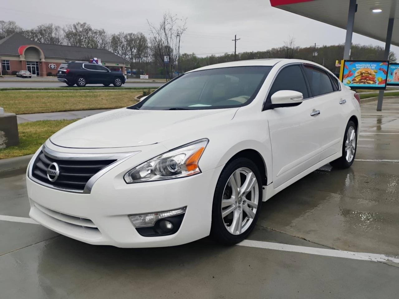 Nissan Altima 4dr Sdn V6 3.5 SL 2013