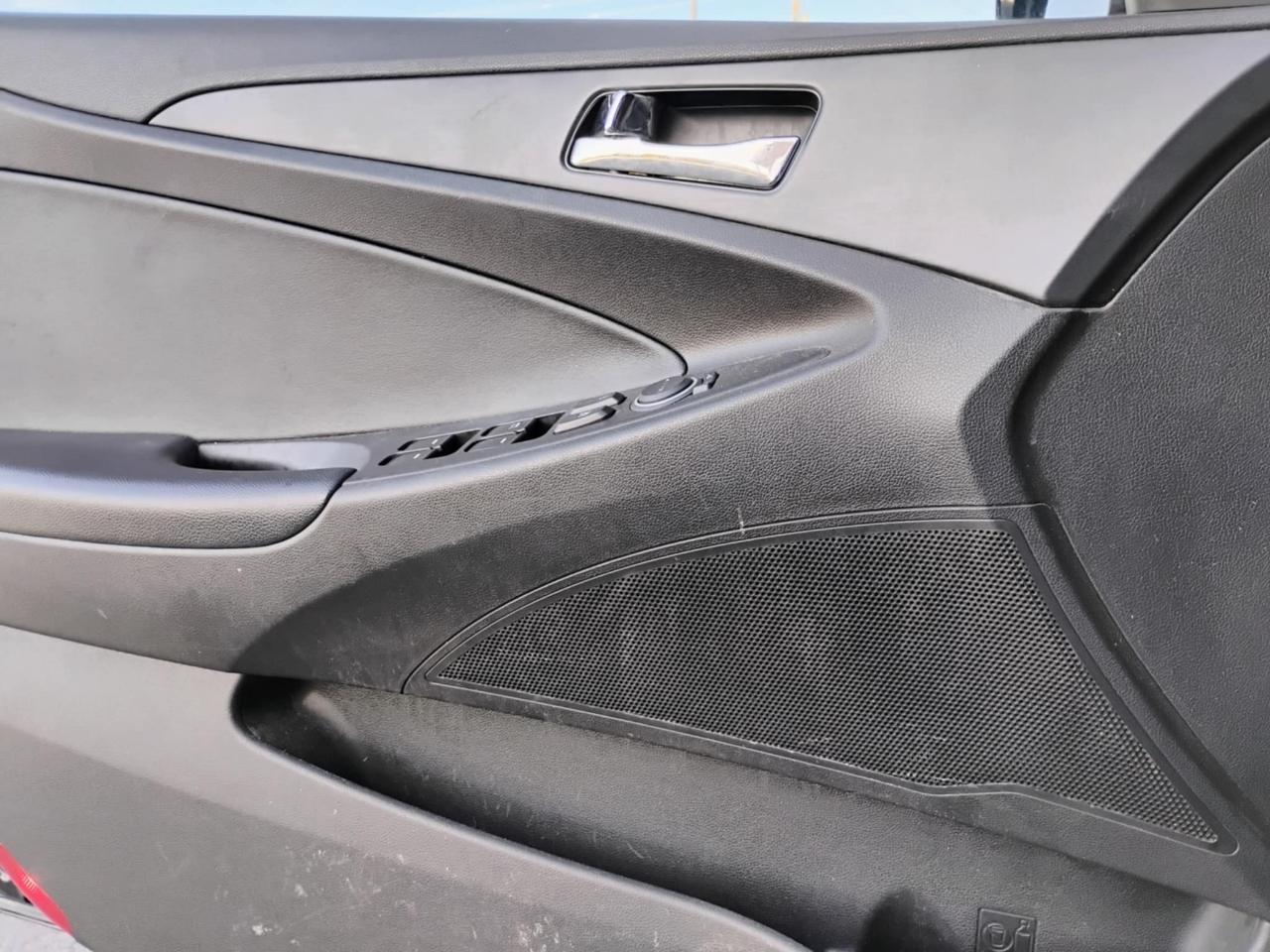 Hyundai Sonata 4dr Sdn 2.4L Auto SE 2011