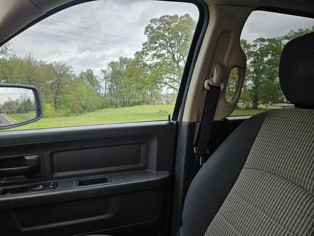 RAM 1500 4WD Crew Cab 140.5" Express 2012